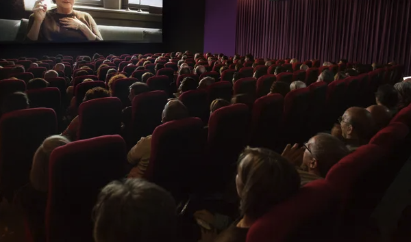 El público ya no elige leer: las películas dobladas desplazaron a las subtituladas